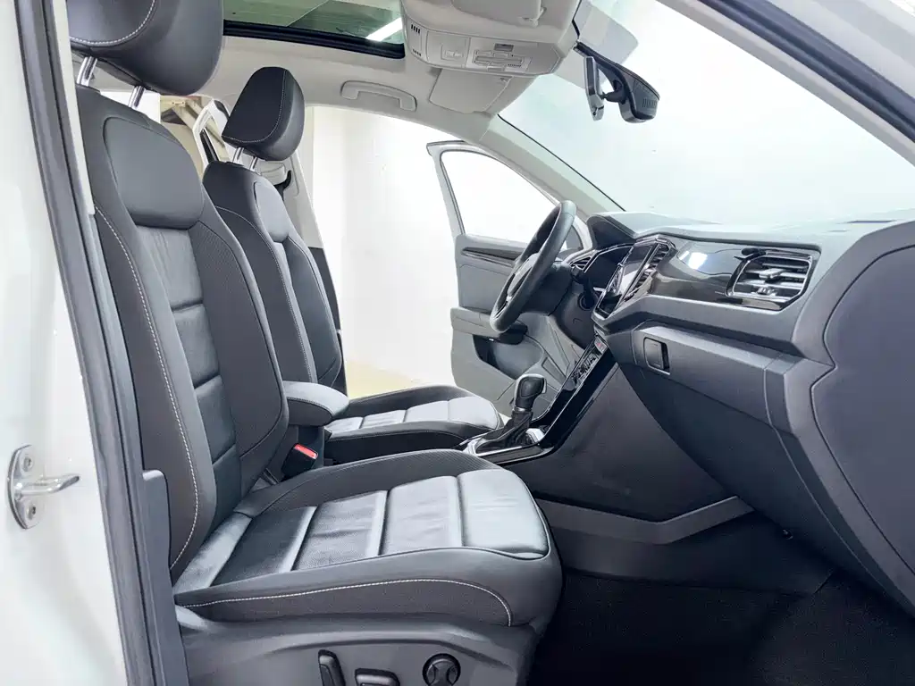 Volkswagen T-Roc 2023 — фото 10