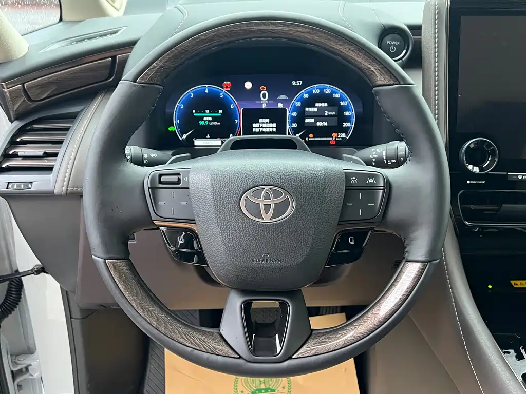 Toyota Alphard — фото 9