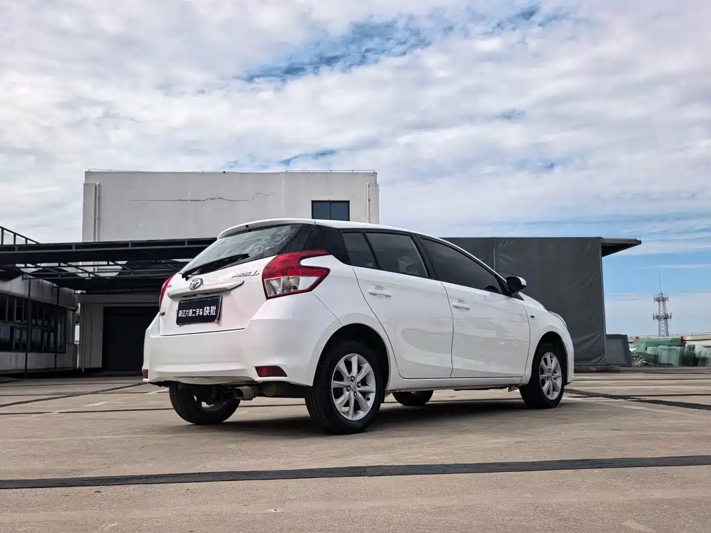 Toyota Yaris L 2015 — фото 10