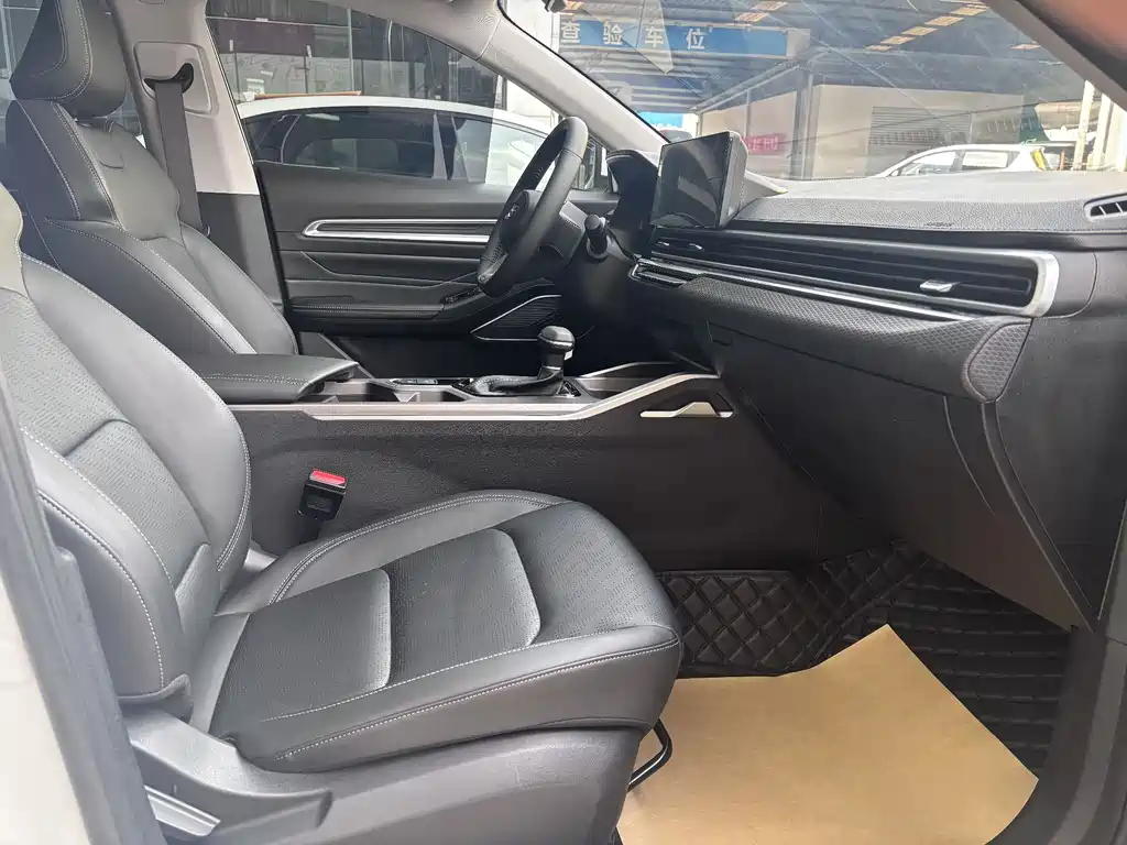 Geely Emgrand 2022