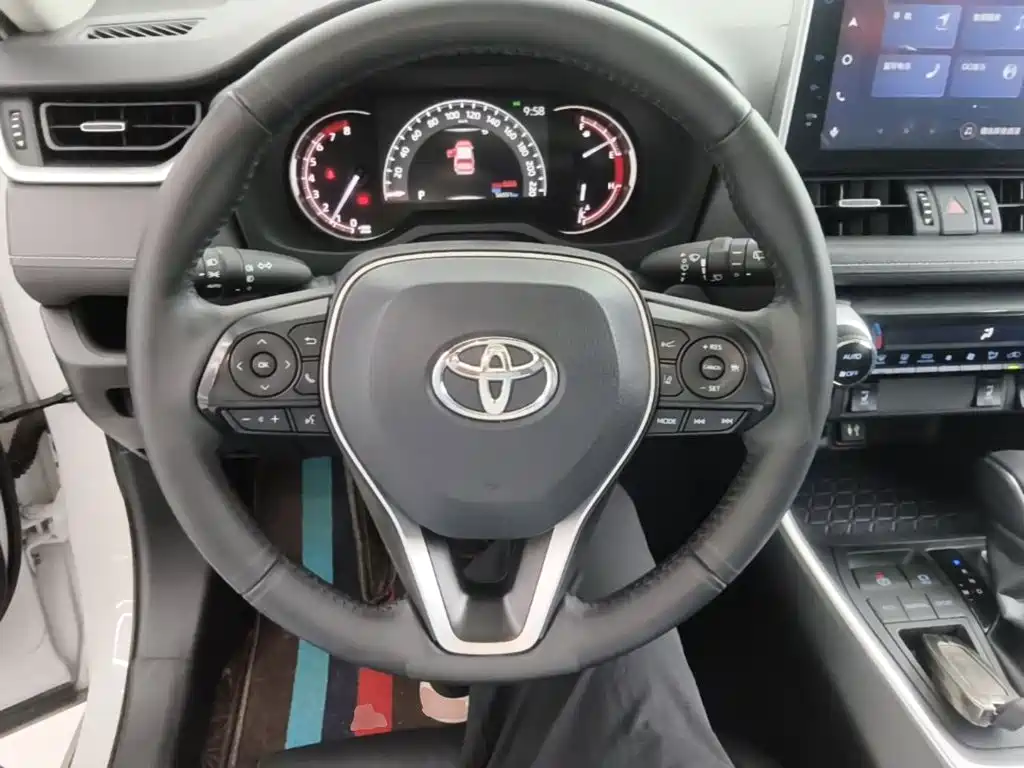 Toyota RAV4 2021 — фото 11