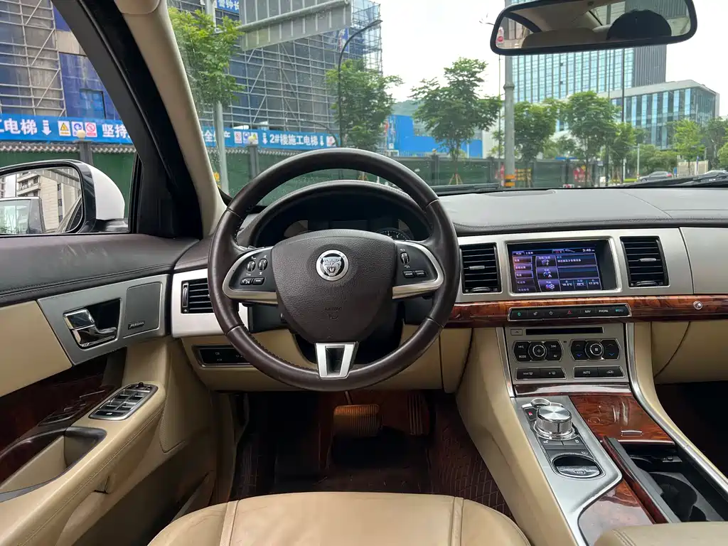 Jaguar XF 2013 — фото 17