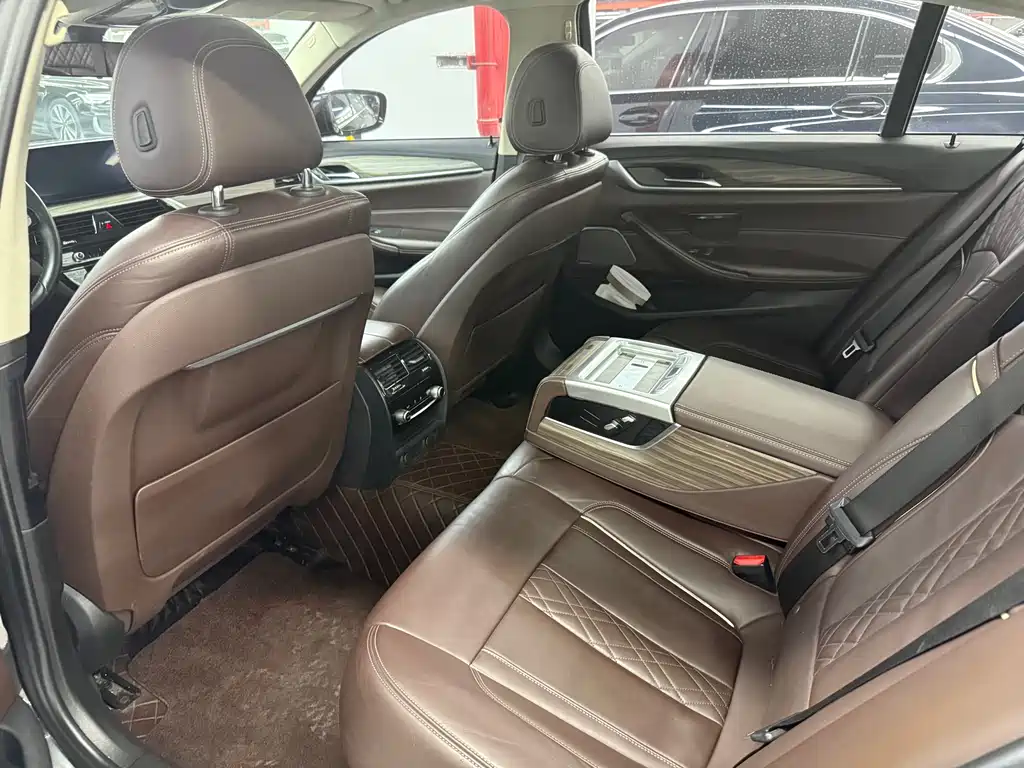 BMW 5 Series 2019 — фото 10