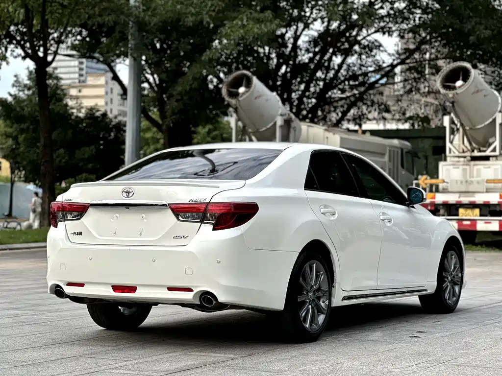 Toyota Reiz 2017 — фото 8