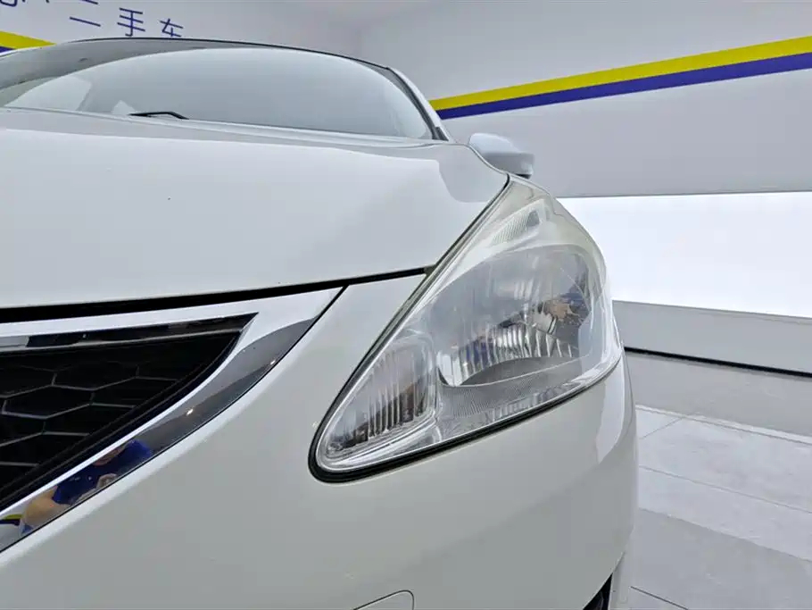 Nissan Tiida 2015 — фото 5
