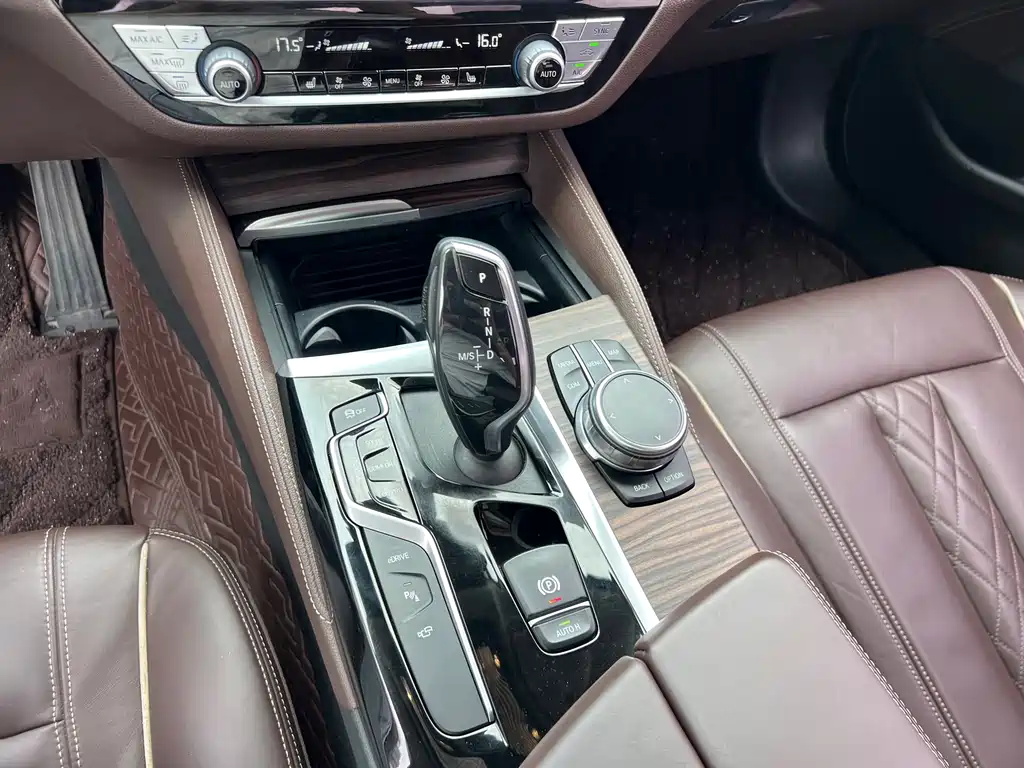 BMW 5 Series New Energy 2018 — фото 13