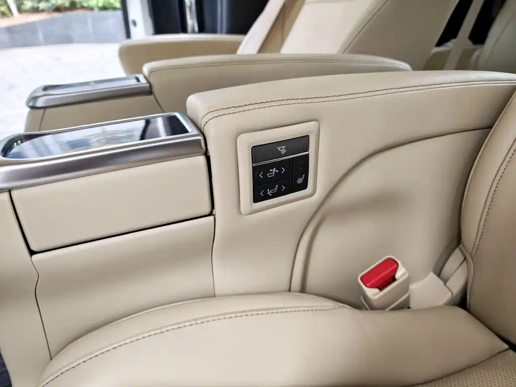 Toyota Alphard 2020 — фото 13