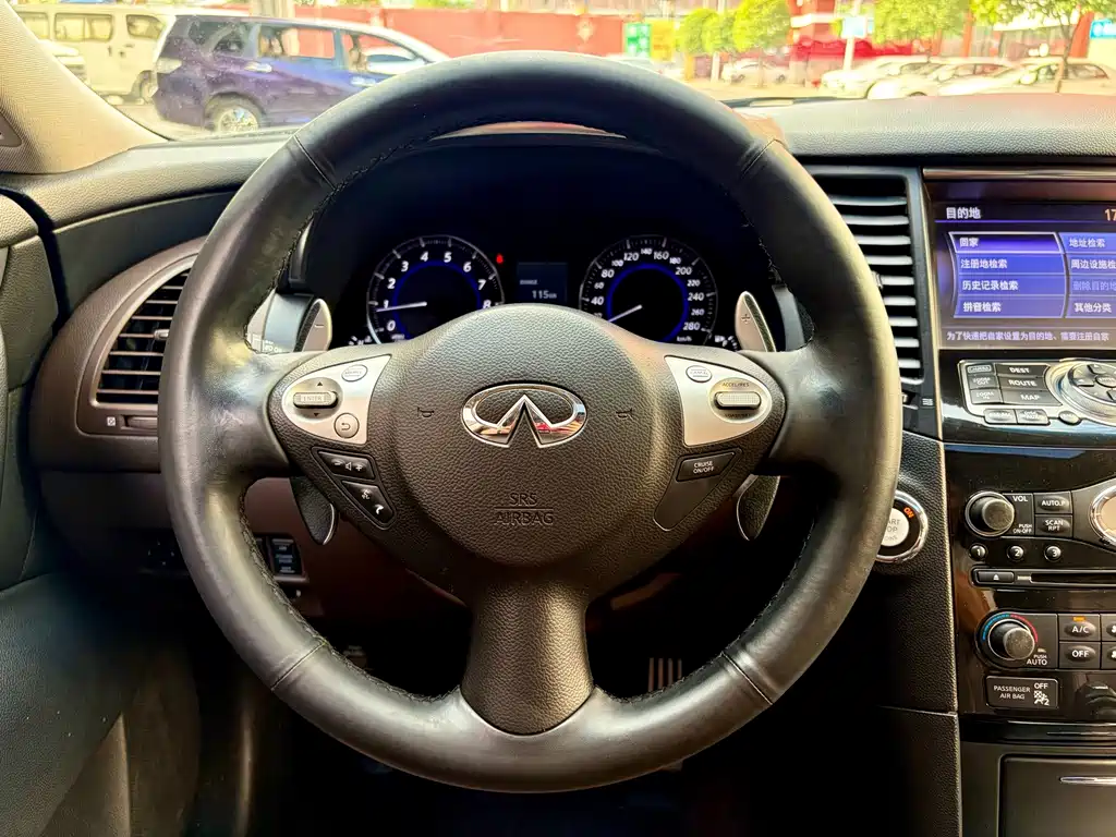 Infiniti QX70 2015 — фото 6
