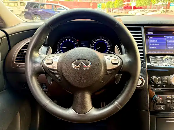 Infiniti QX70 2015