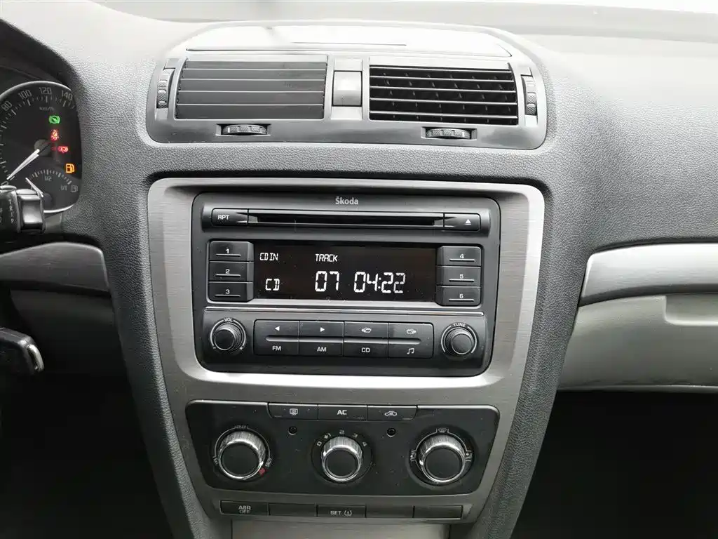 Skoda Octavia 2012 — фото 12