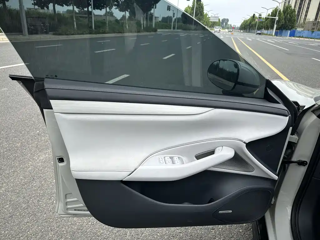 Xiaomi SU7 2024