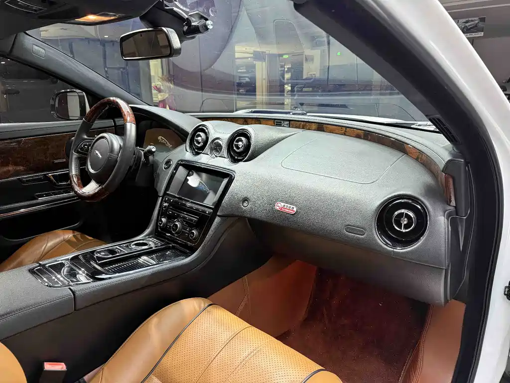 Jaguar XJ 2014 — фото 17