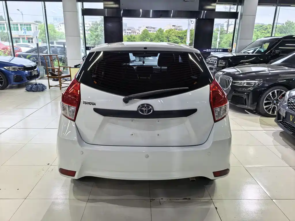 Toyota Yaris L 2014 — фото 4