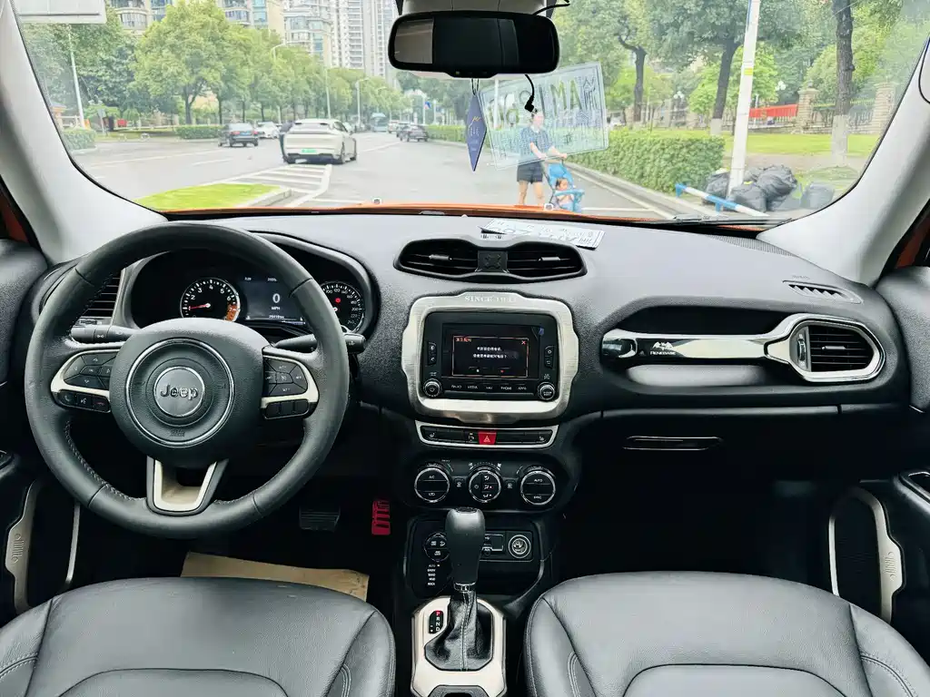 Jeep Renegade 2017 — фото 9