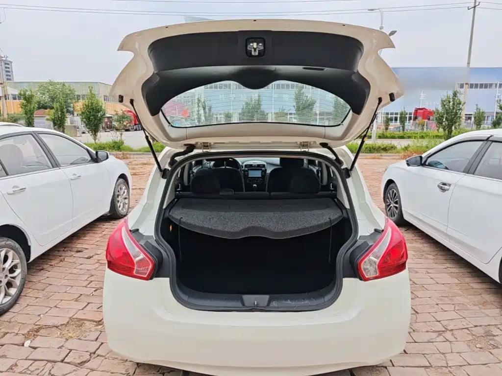 Nissan Tiida 2015 — фото 19