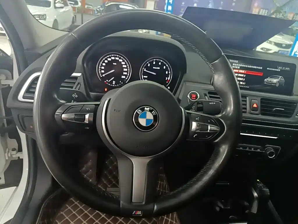 BMW 1 Series 2019 — фото 11