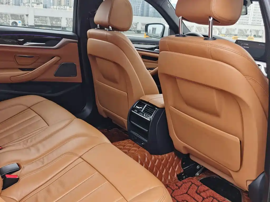 BMW 5 Series 2018 — фото 14