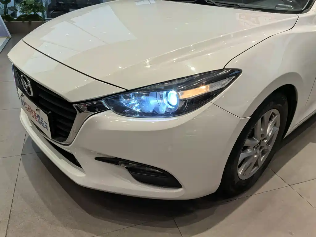 Mazda 3 Axela 2018 — фото 15