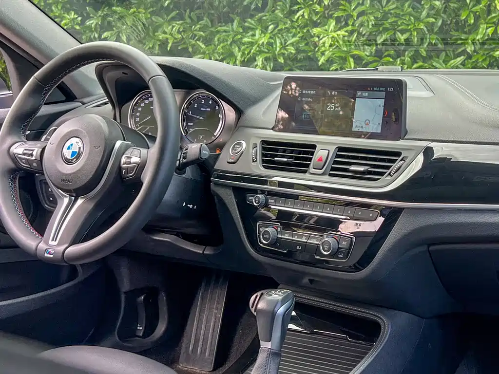 BMW 1 Series 2018 — фото 14