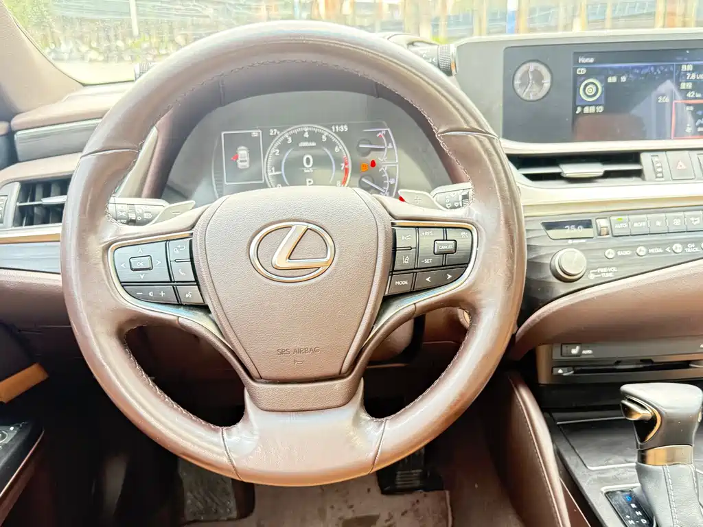 Lexus ES 2020 — фото 12