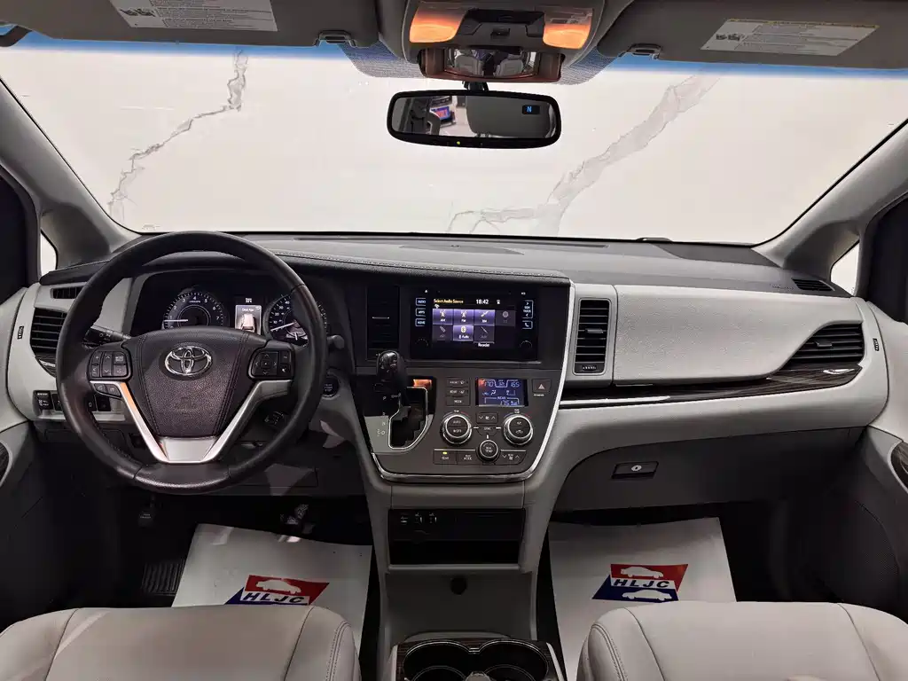 Toyota Sienna 2017 — фото 10
