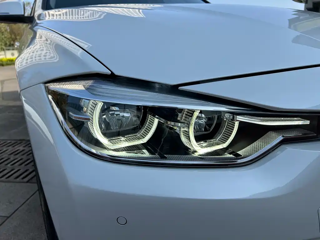 BMW 3 Series 2018 — фото 30