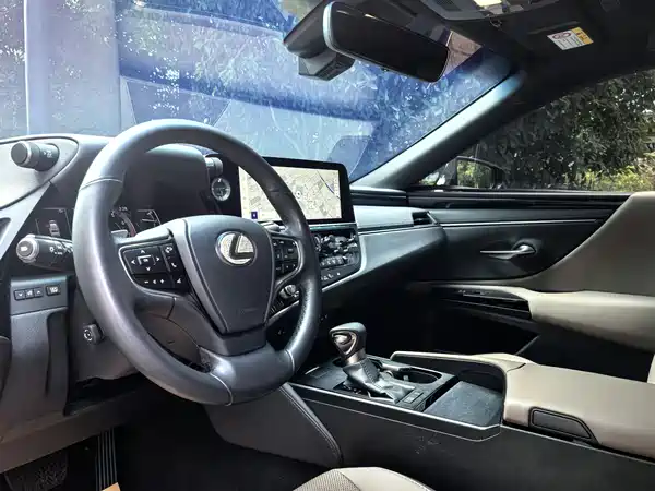 Lexus ES 2023