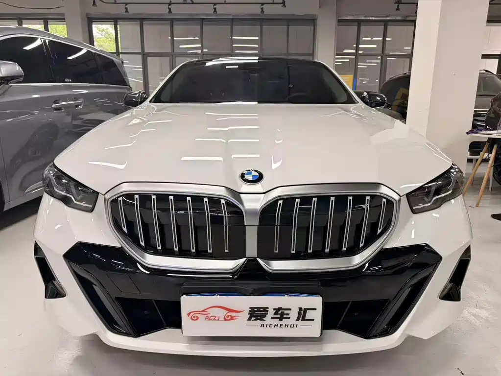 BMW 5 Series 2025 — фото 2