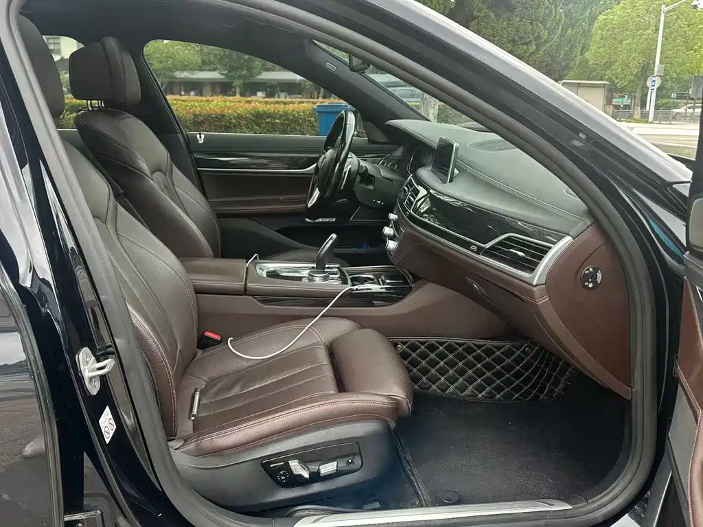 BMW 7 Series 2018 — фото 13