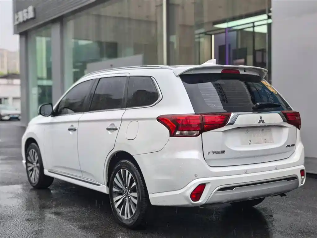 Mitsubishi Outlander 2021 — фото 7