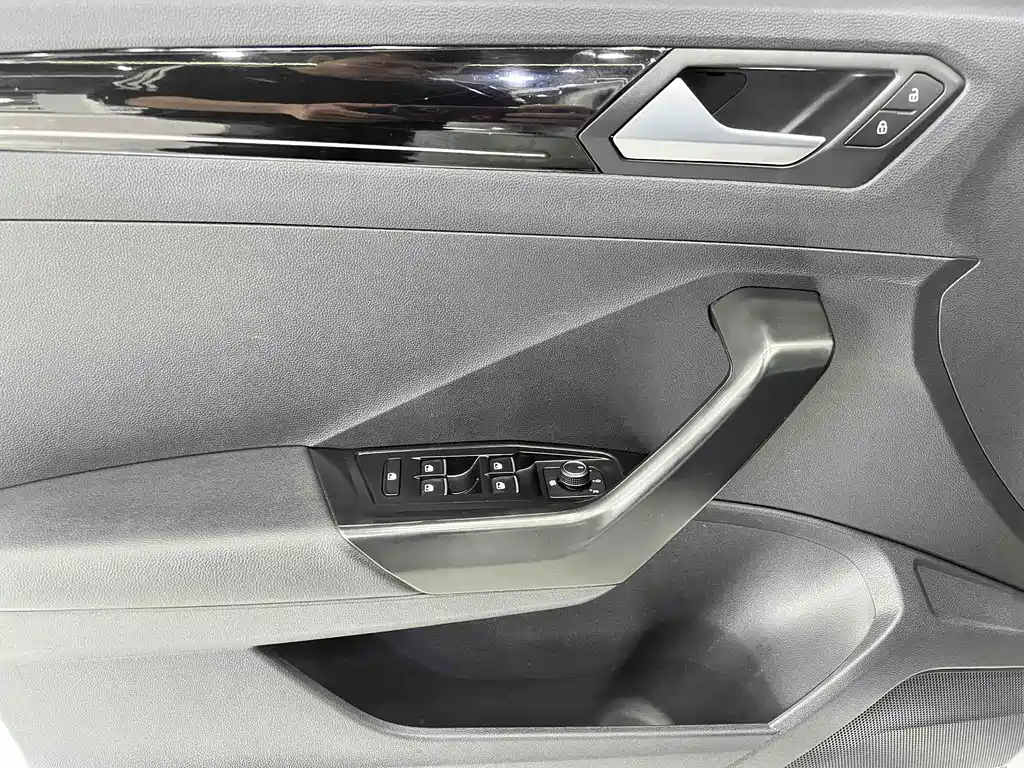 Volkswagen T-Roc 2023 — фото 8