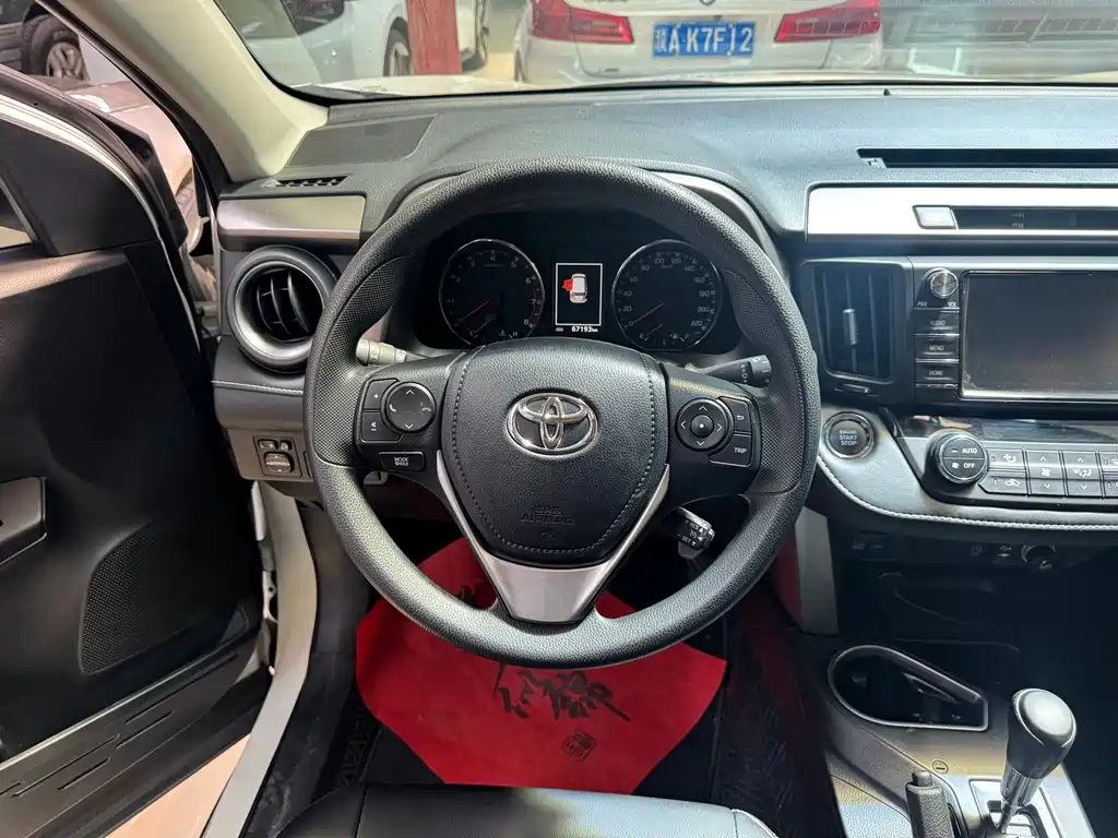 Toyota RAV4 2019 — фото 9