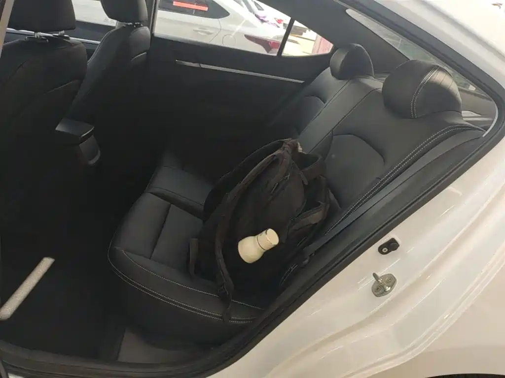 Hyundai Elantra 2016 — фото 17