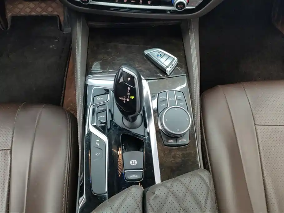 BMW 5 Series 2020 — фото 16