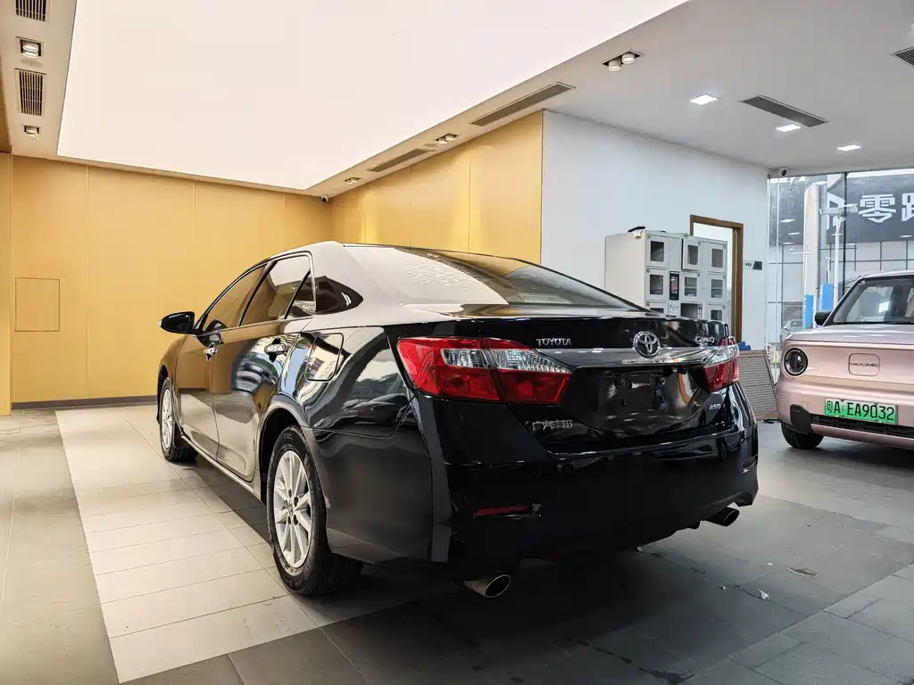Toyota Camry 2013 — фото 26