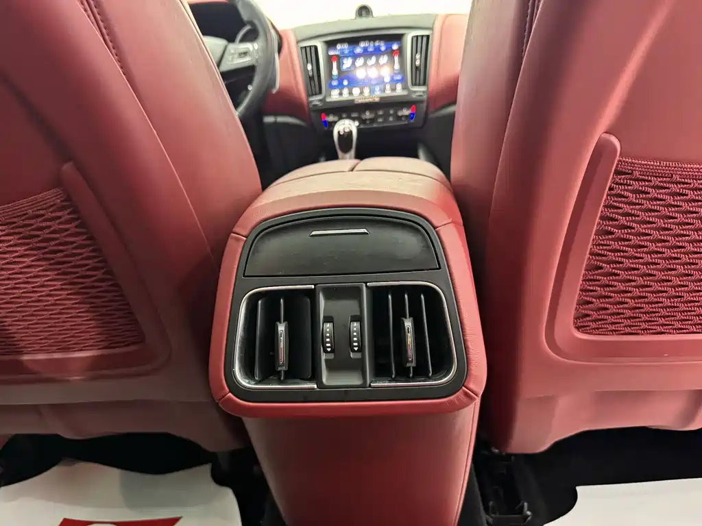 Maserati Levante 2019 — фото 18