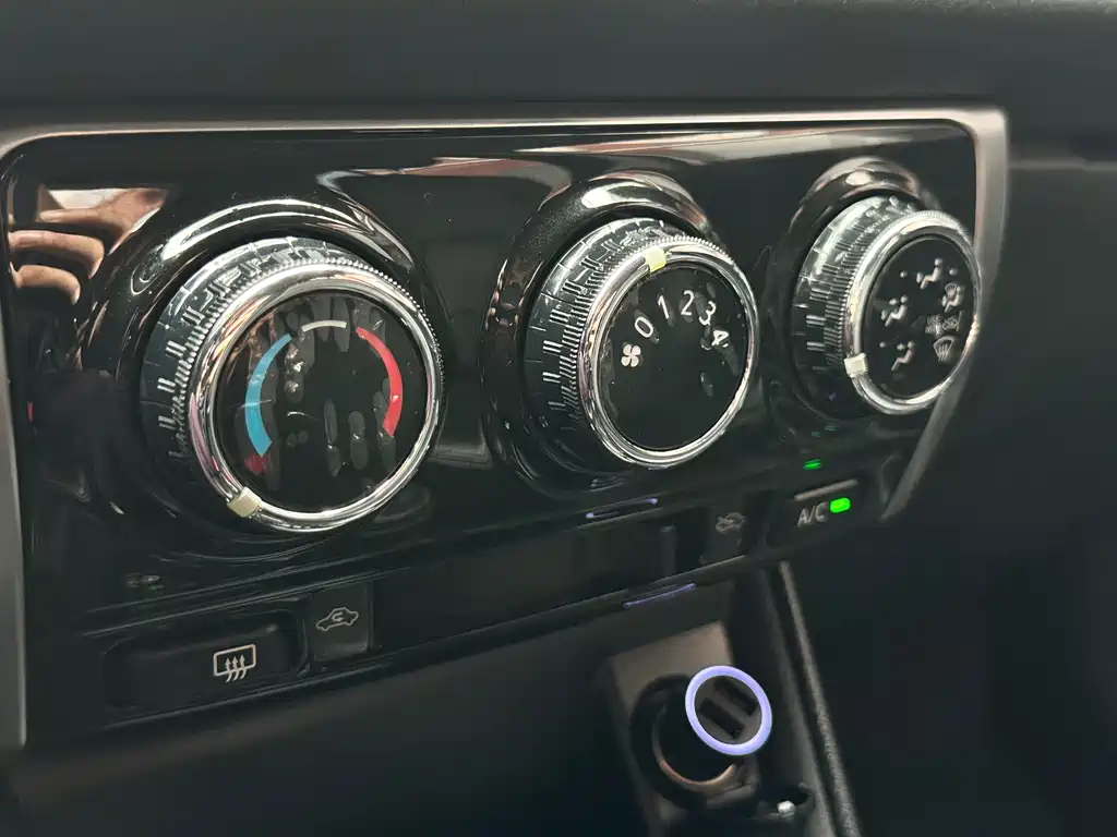 Toyota Yaris L 2020 — фото 25