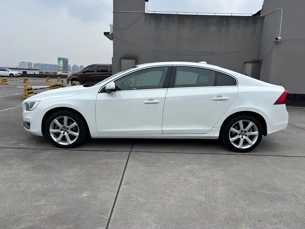 Volvo S60 2016 — фото 16