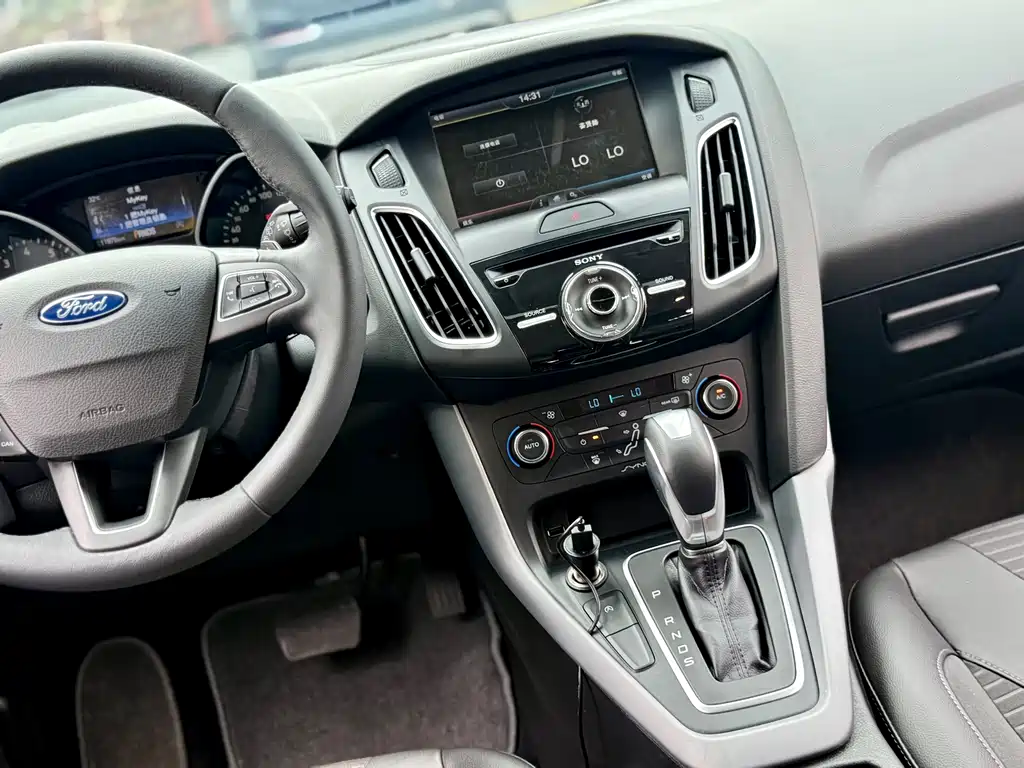 Ford Focus 2016 — фото 16