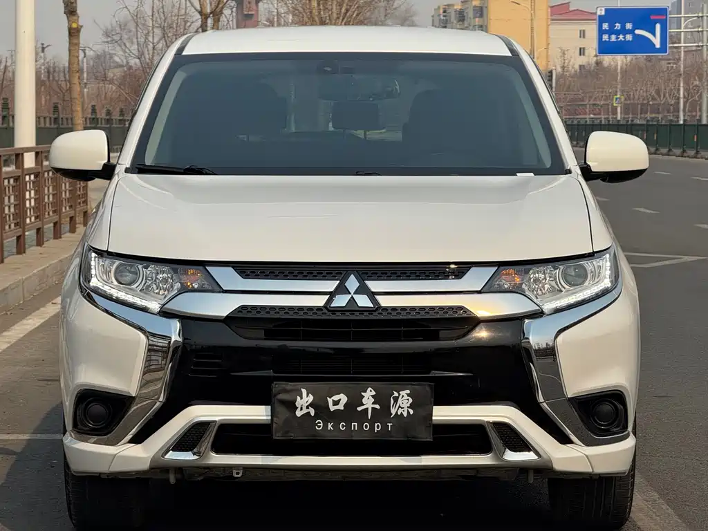 Mitsubishi Outlander 2022 — фото 2