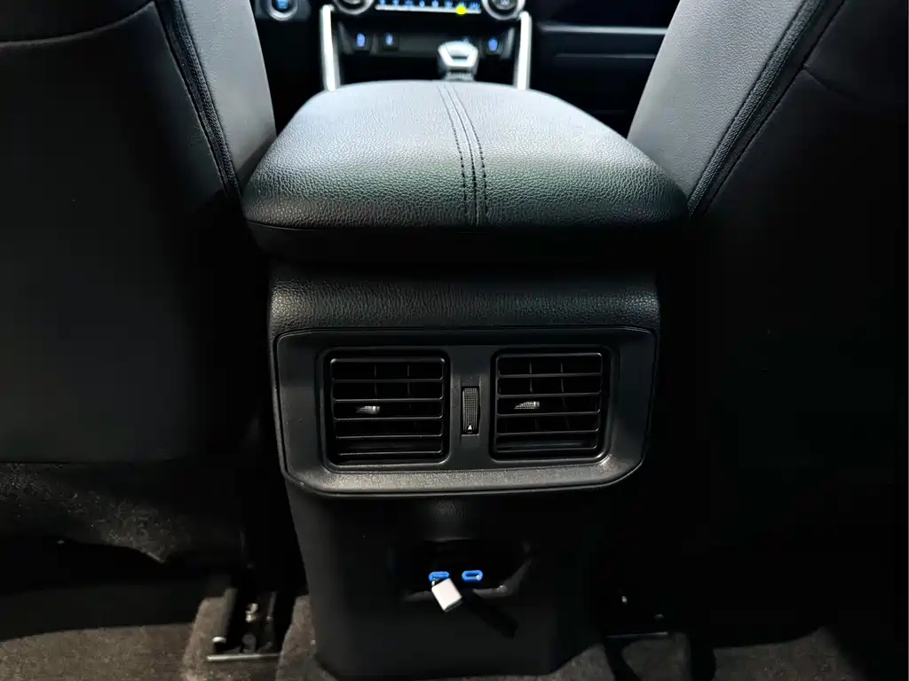 Toyota RAV4 2022 — фото 17
