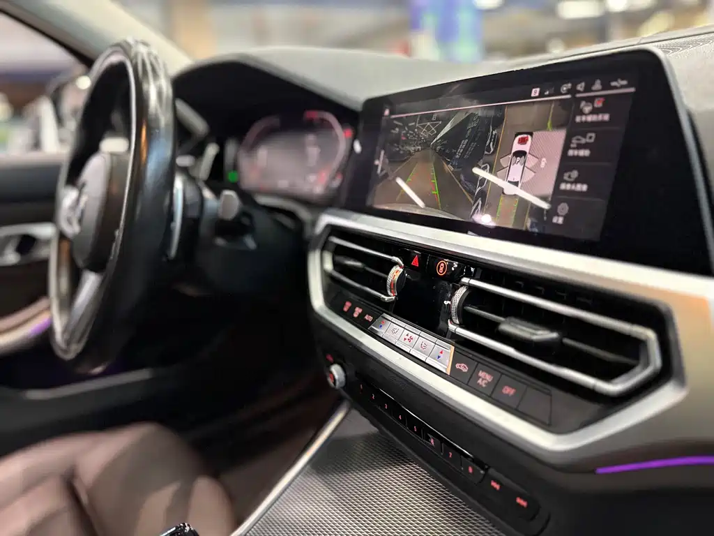 BMW 3 Series 2019 — фото 36
