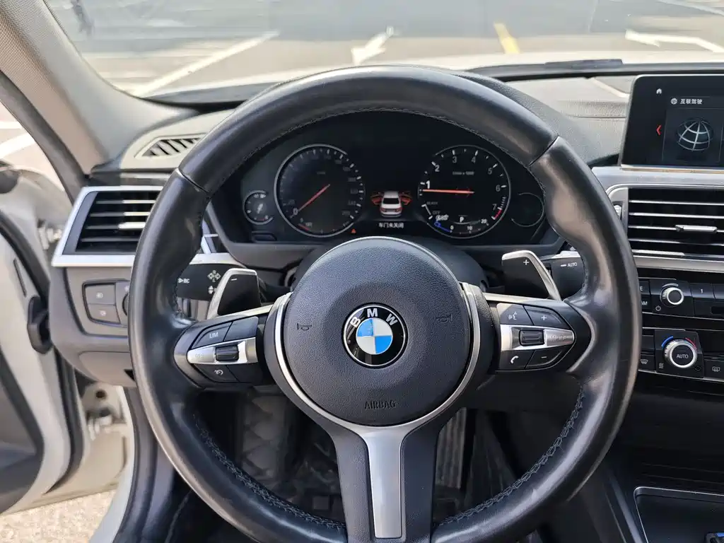 BMW 3 Series 2018 — фото 13