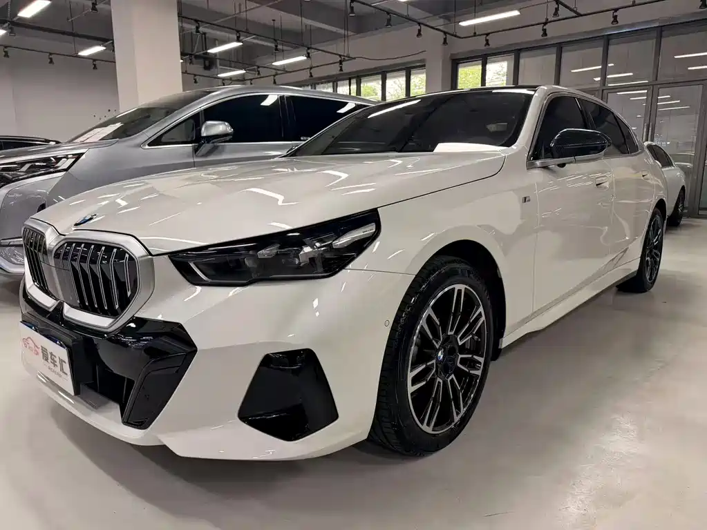 BMW 5 Series 2025 — фото 1