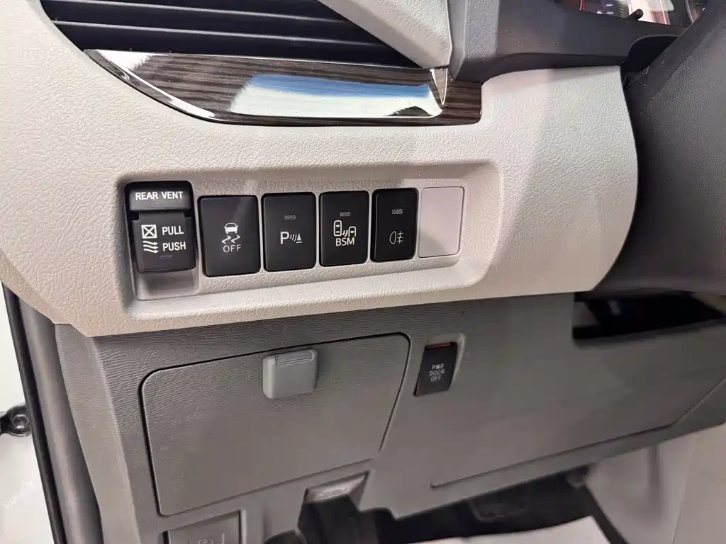 Toyota Sienna 2017 — фото 13