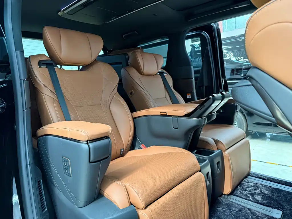 Toyota Alphard — фото 25