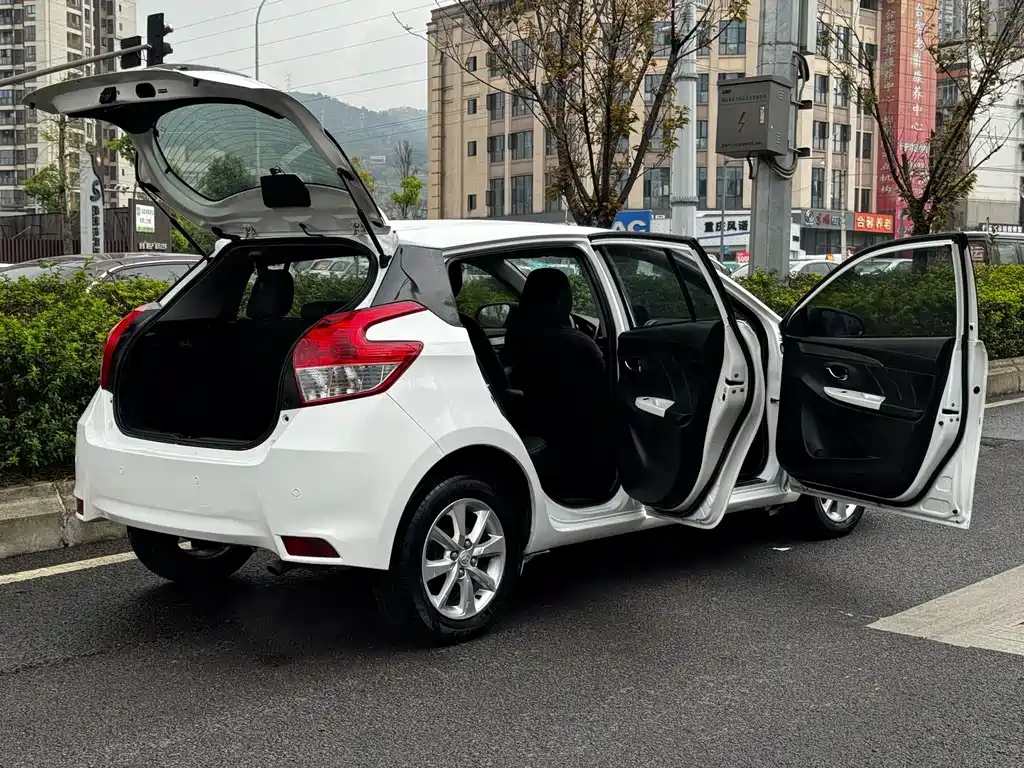 Toyota Yaris L 2015 — фото 22