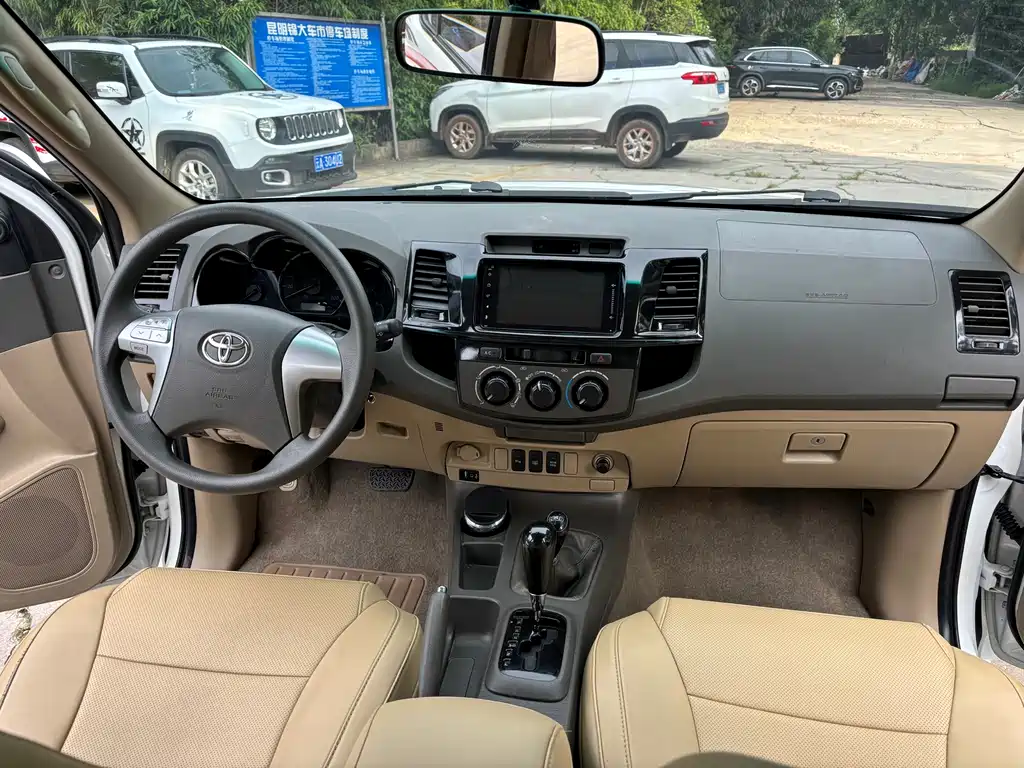 Toyota Fortuner 2014 — фото 13