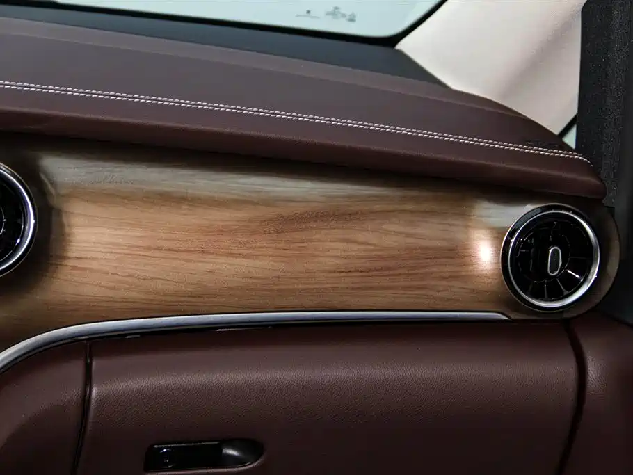 Mercedes-Benz V-Class 2023 — фото 26
