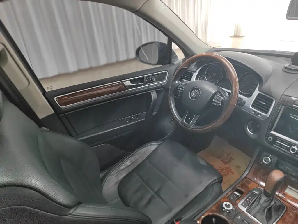 Volkswagen Touareg 2012 — фото 14